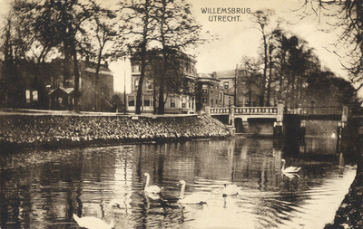 2181 Gezicht op de Stadsbuitengracht te Utrecht met rechts de Willemsbrug uit het zuidoosten.